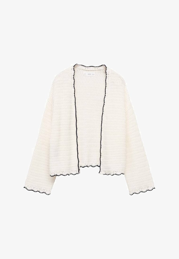 Cardigan blanc ouvert sur le devant, en maille, avec manches longues et bordures noires festonnées sur les bords et les poignets.