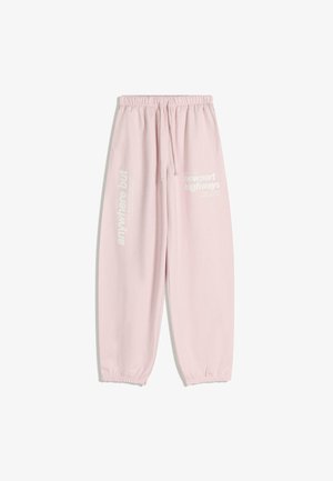 Svetloružové tepláky s elastickým pásom, manžetami na členkoch a bielym potlačeným textom, obsahujúce dve odlišné frázy na bokoch.