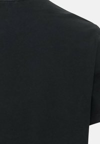 T-shirt noir à manches courtes avec col rond et design simple uni, montré de dos et légèrement incliné vers la droite.