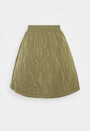 Falda acolchada de línea A en verde oliva con cintura elástica y bajo curvado, con un patrón ondulado cosido en la tela.