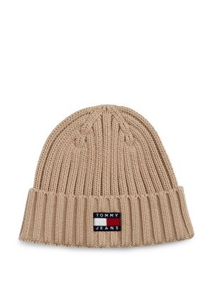 Bonnet beige en maille côtelée avec bord replié affichant un patch logo Tommy Jeans rectangulaire en noir, blanc, rouge et bleu marine.