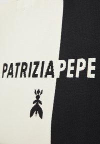 Torebka na plecy z dzianiny z wzorem w czarno-białe bloki. Zawiera logo "PATRIZIA PEPE" oraz małą czarną grafikę owada.