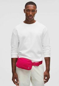 lululemon Everywhere Belt Bag - Heuptas - pink dragonfruit
