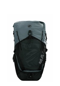 Rucksack mit einem grauen strukturierten Stoff, einer Netzvordertasche, schwarzen Akzenten, einem Kordelverschluss und einem runden Logo oben.