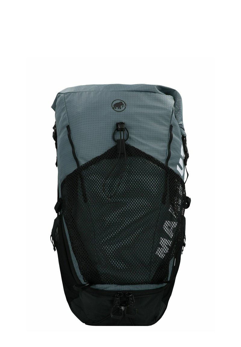 Rucksack mit einem grauen strukturierten Stoff, einer Netzvordertasche, schwarzen Akzenten, einem Kordelverschluss und einem runden Logo oben.
