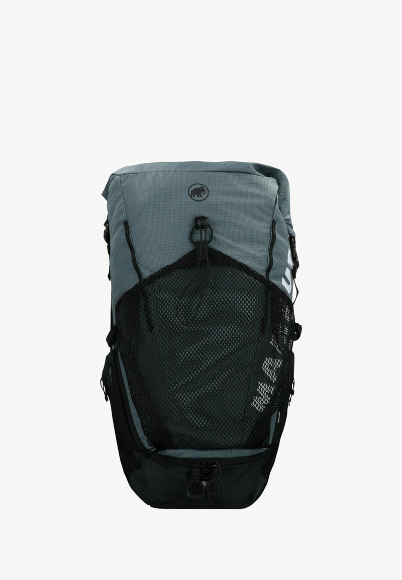 Mochila con un tejido texturizado gris, un bolsillo frontal de malla, acentos negros, cierre de ajuste y un logotipo circular en la parte superior.