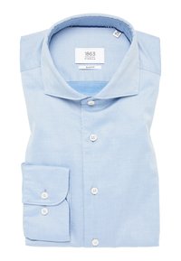 Lichtblauw slim-fit overhemd van gladde stof, met een klassieke kraag, witte knopen en manchetten met één knop.