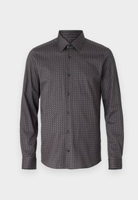 Langarmshirt van donkerblauwe stof met een subtiel geometrisch patroon in lichter blauw en bruin. Voorzien van een standaardkraag en knoopsluiting.