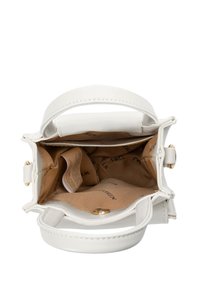 Borsa a tracolla in pelle bianca con chiusura a patta, hardware dorato e interno in tessuto morbido con rivestimento beige chiaro e dettagli di branding.