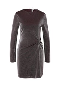 Długa, fioletowa sukienka o błyszczącym wykończeniu z marszczonym detalem na wysokości talii, okrągłym dekoltem i długości powyżej kolan.