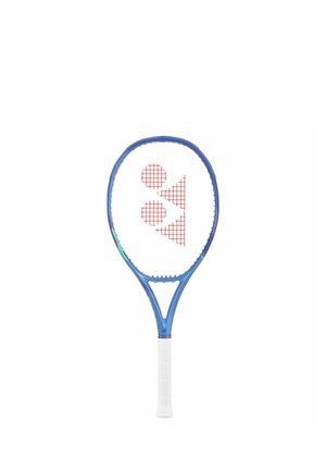 Blauer Tennisschläger mit weißem Griff und rotem geometrischem Logo in der Mitte der Saiten auf weißem Hintergrund.