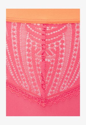 Primo piano di un tessuto in pizzo rosa con intricate fantasie floreali e geometriche sopra un materiale rosa uniforme, rifinito con una banda arancione.