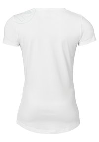 Weißes T-Shirt mit kurzen Ärmeln und figurbetontem Schnitt, das ein hellblaues, rundes Logo auf der linken Schulter und eine glatte, weiche Textur bietet.