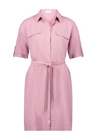 Różowa lniana sukienka z krótkim rękawem, zapinana na guziki, z dwiema kieszeniami na piersi i dopasowanym paskiem. Skrojona w luźnym kroju.