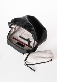 Borsa in pelle nera con parte superiore arrotolata, dotata di un interno a motivo. Include una piccola pochette abbinata, numerose tasche interne e dettagli rossi.