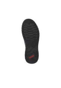 Semelle de chaussure en caoutchouc noir avec un motif de rainures texturé et un logo "rieker" rouge, conçue pour l'adhérence et la durabilité.