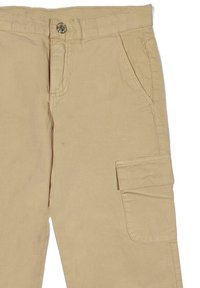 Pantaloni cargo beige con chiusura a bottone, tasche frontali e laterali, in materiale cotone, con dettagli cuciti sulla vita e sulle cuciture.