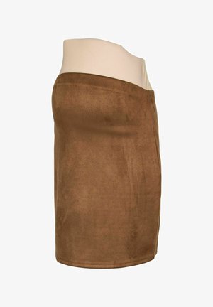 Jupe crayon en daim marron longueur genou sur un torse de mannequin beige, photographiée sur un fond blanc.