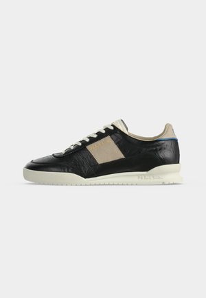 Zwarte leren sneaker met een laag profiel, beige suède zijpaneel, witte zool en beige veters, met het logo "PS Paul Smith" in gouden letters.