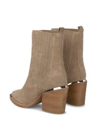 Botas de tobillo de ante marrón con acentos de costura vertical, punta cuadrada y un tacón de madera grueso con un detalle metálico en la base.