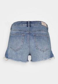 Denimshorts i ljusblå tvätt med fransig fåll, två bakfickor och en etikett på midjebandet. Slitet utseende över hela.