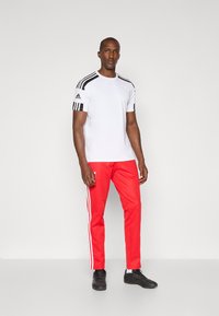 adidas Originals PERU TRACK PANT - Valsts izlases komandas apģērbs - better scarlet