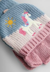 Kootud sõrmikud sinises, roosas ja kreemjas toonis. Kaunistatud tikitud ükssarviku ja päikesega. Tekstuurse lõnga ning sooniliste mansettidega, mis hoiavad sooja.