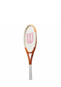 Oranje en witte tennisracket met een brede ovale kop, een gestructureerde handgreep en een opvallend rood logo op de snaren. Model: Team 102.