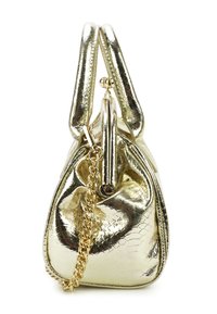 Gouden metallic handtas met een ge textured afwerking, ronde vorm, dubbele handvatten en een kettingriem. Voorzien van een ritssluiting en accentdetails.