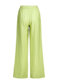 Vihreä, leveälahkeinen housut, joissa on elastinen vyötärö ja rypytetty pinta, tarjoavat rentoa ja mukavaa istuvuutta.