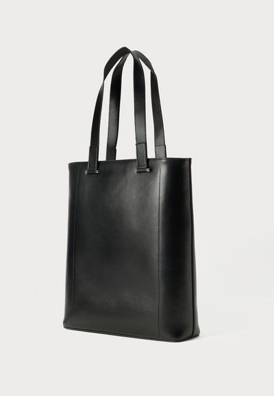 Schwarze Leder-Shopper-Tasche mit zwei langen Griffen, rechteckiger Form, glatter Oberfläche und minimaler Naht entlang der Kanten.