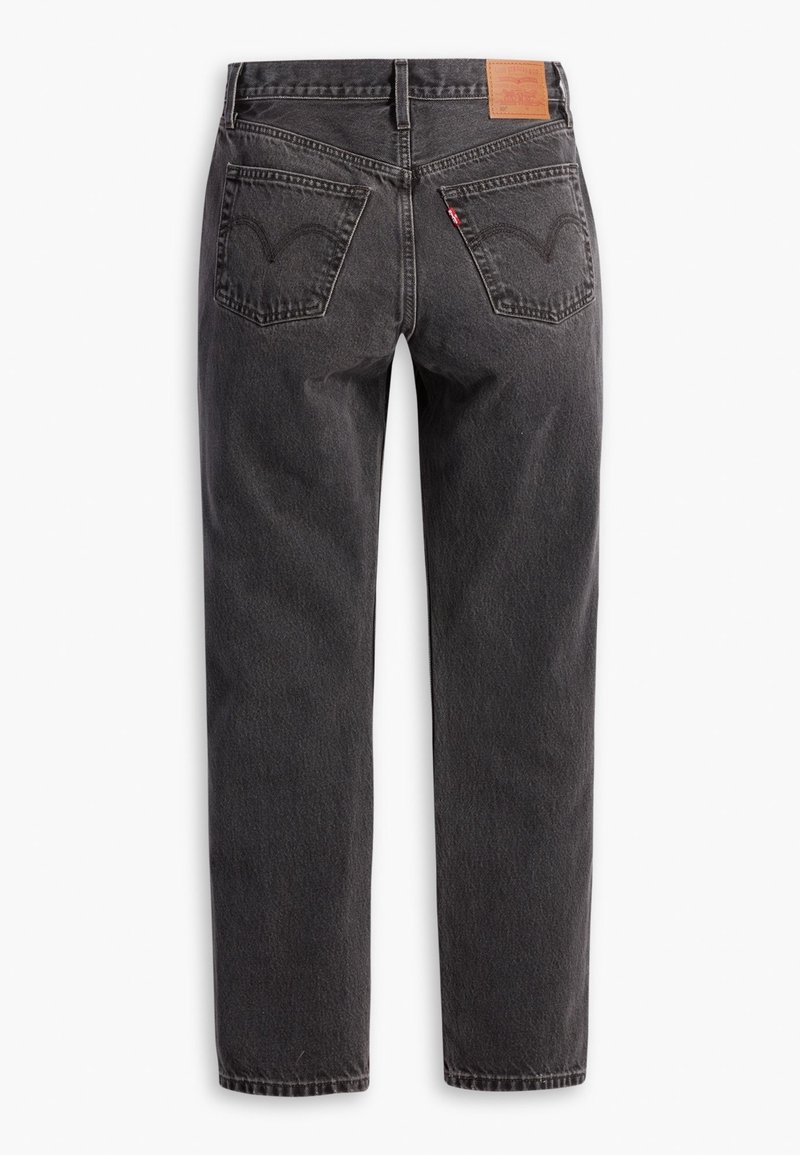 Jean en denim noir avec deux poches arrière, motif arcuate cousu, passants de ceinture, et un patch de marque en cuir marron sur la ceinture.