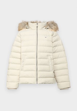 Ivory puffer jakna s kapuljačom obloženom umjetnim krznom, zatvaranjem na zip, horizontalnim vezenim dizajnom i bočnim džepovima. Mekana tekstura i izolirani kroj.