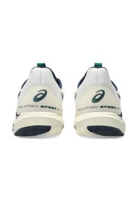 Sportschoenen met een witte mesh bovenkant, marineblauwe accenten en een groene hieltab. Heeft "SOLUTION SPEED FF" gedrukt op de hiel en een gestructureerde zool.