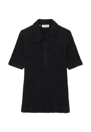 Polo negro de manga corta hecho de tejido texturizado, con cuello, tres botones en la parte delantera y un bolsillo en el pecho izquierdo.