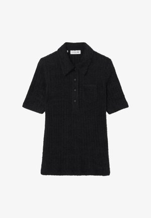 Czarna koszulka polo z krótkim rękawem, wykonana z materiału o fakturze, z kołnierzykiem, trzema guzikami z przodu oraz kieszonką na lewej piersi.