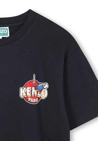 T-shirt en coton noir arborant un graphisme coloré avec le texte "KENZO" et "PARIS", un poisson et la Tour Eiffel. Encolure classique.