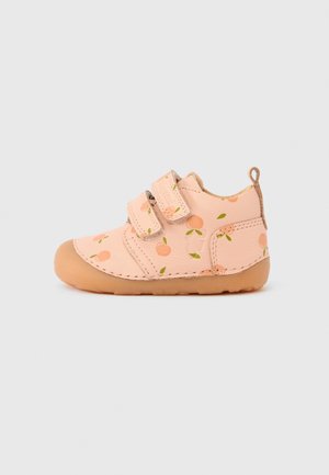 Scarpa da bambino color rosa chiaro con motivo di pesche, doppie fasce in velcro, suola marrone e linguetta a strappo sul tallone su sfondo bianco.