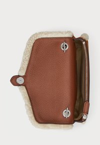Borsa a tracolla in pelle marrone con una morbida rifinitura in pelliccia di pecora crema, minuteria in argento, chiusura a zip e un ampio interno.