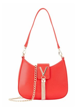 Sac d'épaule en similicuir rouge avec une finition texturée, une quincaillerie dorée, une boucle en forme de V, une bandoulière chaîne amovible et un détail à pompon.