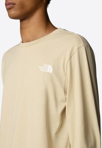 The North Face EASY TEE - Camiseta estampada - gravel