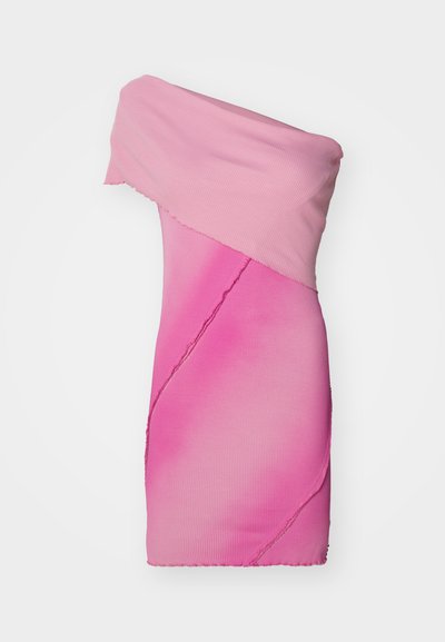 Figurbetontes, schulterfreies Kleid aus strukturiertem, graduell pink gefärbtem Stoff, mit asymmetrischem Design und rohem Schnitt.
