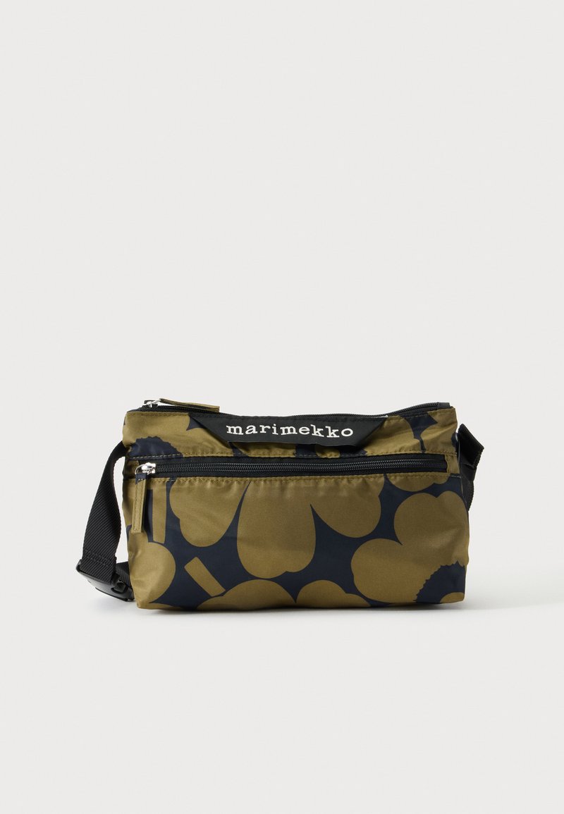 Πράσινη και μαύρη τσάντα χιαστί Marimekko με σχέδια, μπροστινή τσέπη με φερμουάρ, ρυθμιζόμενο μαύρο λουρί και λογότυπο στο επάνω μέρος.