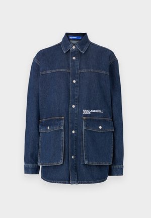 Donkerblauwe spijkerjack met een kraag, drukknoopsluiting, twee borstzakken en geborduurd "Karl Lagerfeld Jeans" merk.