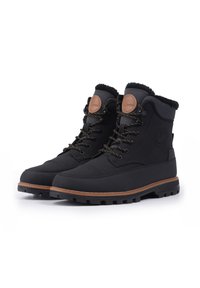 Schwarze wasserdichte Stiefel mit einer Höhe bis zur Mitte der Waden, strukturiertem Material, Gummisohle und braunen Lederakzenten um den Kragen und das Logo-Patch.