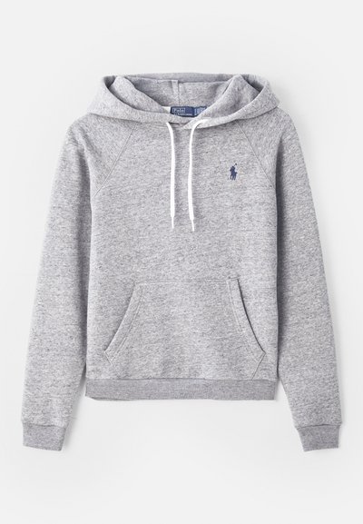 Svetlo siva kapuca s dolgimi rokavi, belimi vrvicami, sprednjim kenguru žepom in majhnim mornarsko modrim logotipom Polo Ralph Lauren na prsih.