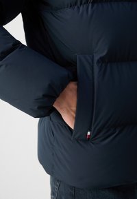 Tommy Hilfiger PUFFER JACKET - Jachetă cu puf - desert sky