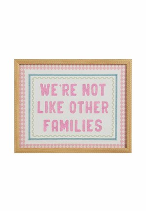 Gesticktes Kreuzstichbild mit rosa Buchstaben, die "WE'RE NOT LIKE OTHER FAMILIES" sagen, umrahmt von rosa, blauen und grünen dekorativen Mustern.