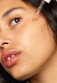 Rare Paris TRÉSOR SOLAIRE FACE SERUM - Serum - yellow