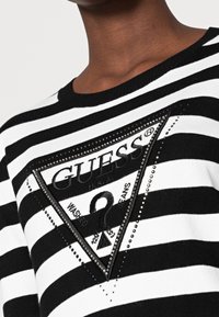 Guess Sweter